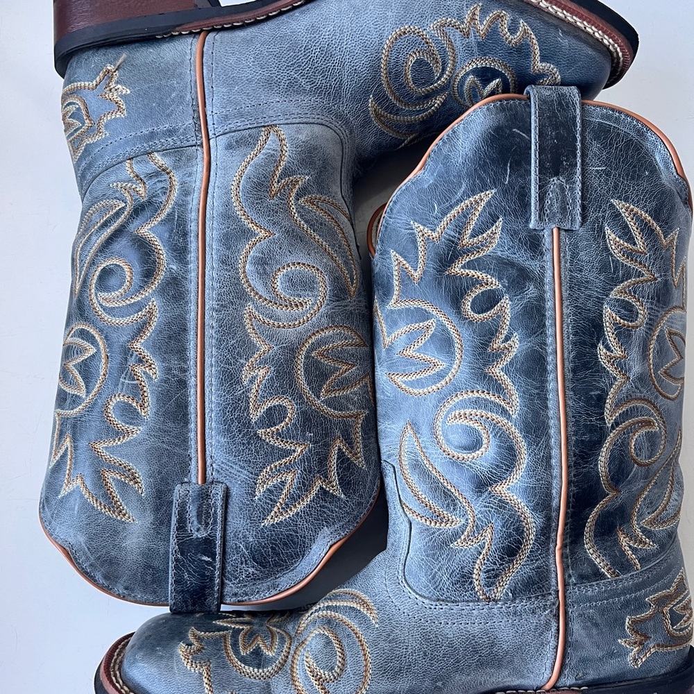 Laredo ladies Ella Blue Leather embroidered square Toe Boots 
▪️size 10 l - Picture 13 of 14